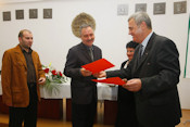 The award is given to those outstanding individuals who contributed to cause of Hungarian-language higher education in Rumania. EMNT president Tők&eacute;s L&aacute;szl&oacute;, who was instrumental in the 1989 Rumanian revolution that ousted Ceaucescu, presented the awards.