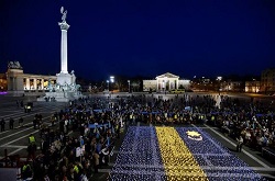 Hungarians express solidarity with Hungarians in Rumania and unveil Szekler Flag made up of lights in Budpest's Heroes' Square