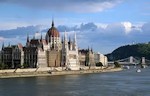 Turisták tömegét ontják Budapestre a fapados járatok